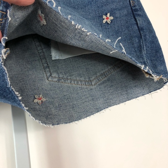 Gap Denim Size 27  Mid Rise 3” Short - Picture 3 of 8